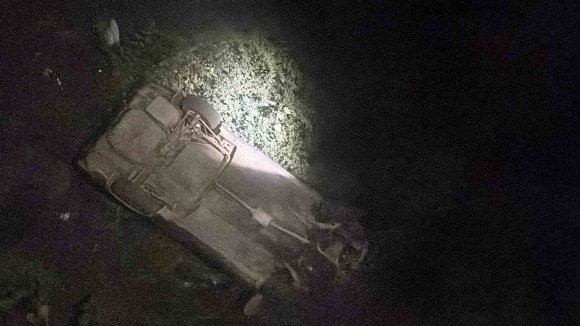 OSMANİYE’DE OTOMOBİL 5 METRE YÜKSEKLİKTEN DEREYE DÜŞTÜ: 1 YARALI