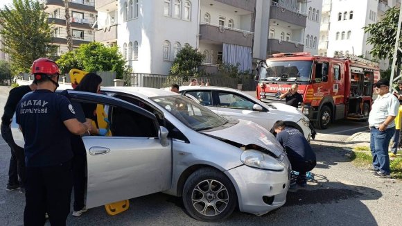 DÖRTYOL’DA İKİ OTOMOBİL ÇARPIŞTI: 3 YARALI