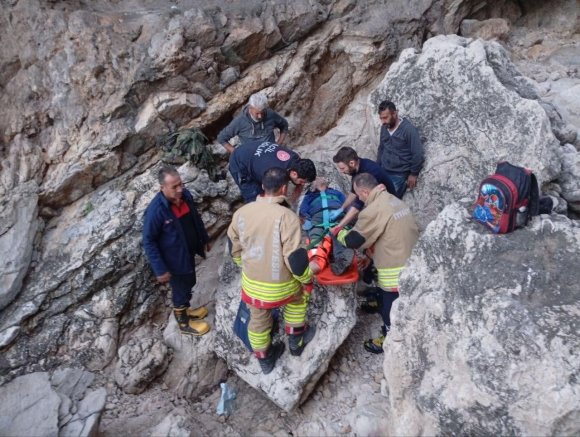 BALIK TUTMAYA GİDERKEN KAYALIKLARDAN DÜŞEN ŞAHIS YARALANDI