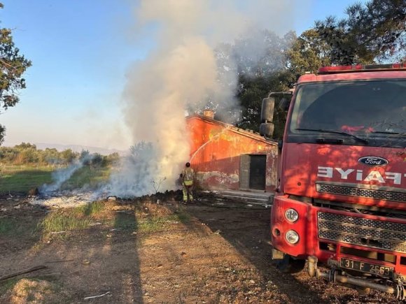 KIRIKHAN’DA METRUK BİNADAN ALEVLER YÜKSELDİ