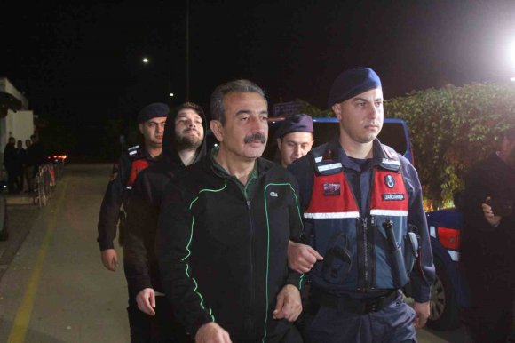 ÇUKUROVA BELEDİYESİ SORUŞTURMASINDA MEVCUT BAŞKAN EMRAH KOZAY DAHİL 34 ŞÜPHELİ TUTUKLANDI