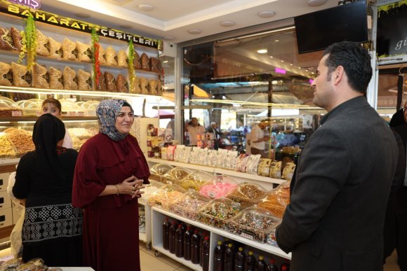 AKDENİZ BAŞKAN VEKİLİ BEŞİKCİ, ESNAF VE VATANDAŞLARIN TALEPLERİNİ DİNLEDİ