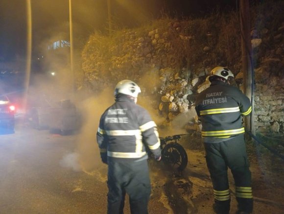 ANTAKYA’DA YANAN MOTOSİKLET KULLANILMAZ HALE GELDİ