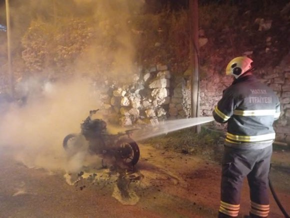 ANTAKYA’DA YANAN MOTOSİKLET KULLANILMAZ HALE GELDİ