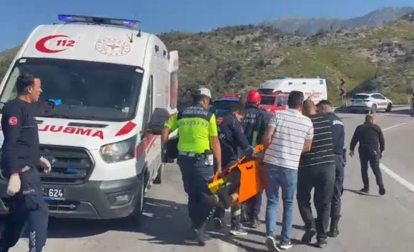 ANTALYA’DA KÖMÜR YÜKLÜ TIR ŞARAMPOLE DEVRİLDİ: 2 YARALI