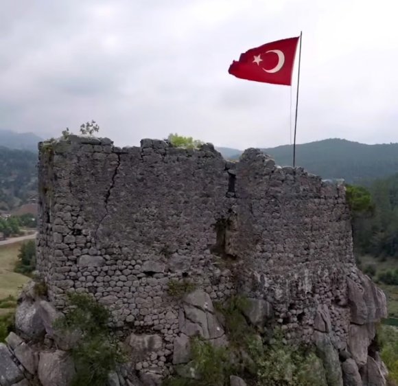 ASIRLARA MEYDAN OKUYAN SESSİZ TANIK: 16 ASIRLIK HAŞTIRIN KALESİ GEÇMİŞİN İZLERİNİ GÜNÜMÜZE TAŞIYOR