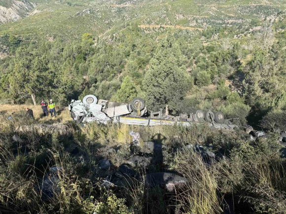 ANTALYA’DA KÖMÜR YÜKLÜ TIR ŞARAMPOLE DEVRİLDİ: 2 YARALI