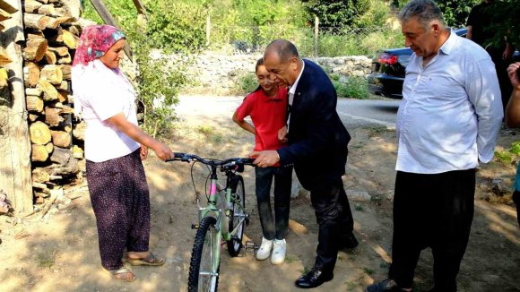 BAŞKAN SÖZÜNÜ TUTTU, KÜÇÜK KIZ BİSİKLETİNE KAVUŞTU