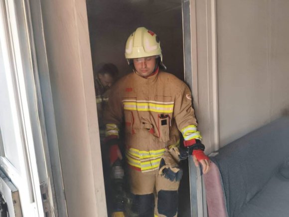 ANTAKYA’DA DEPREMZEDE VATANDAŞLARIN YAŞADIĞI KONTEYNER YANDI