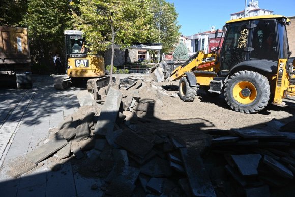 BEDESTEN ÇARŞISI YANINDAKİ ESKİ TABAN TAŞLARI YENİLENİYOR