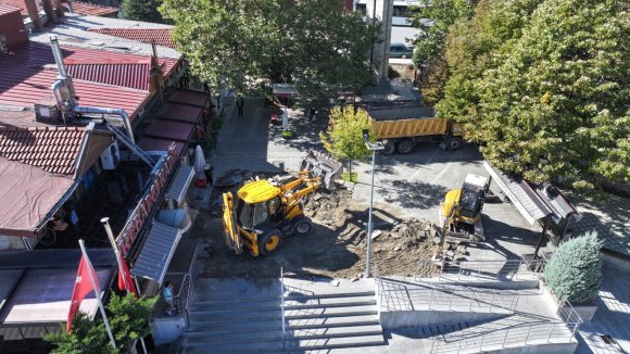 BEDESTEN ÇARŞISI YANINDAKİ ESKİ TABAN TAŞLARI YENİLENİYOR