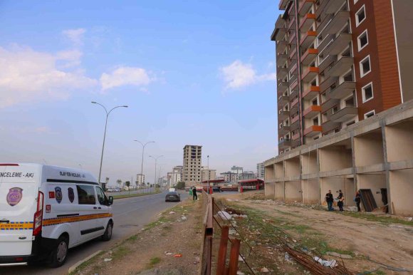 KAHRAMANMARAŞ’TA İNŞAAT ÖNÜNDE ERKEK CESEDİ BULUNDU