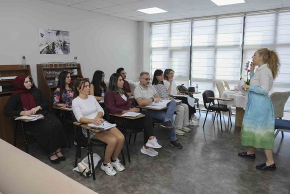 MERSİN’DE MERCEK KURSLARIYLA TURİZM SEKTÖRÜNE NİTELİKLİ PERSONEL YETİŞTİRİLİYOR