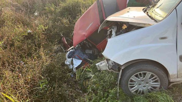 TARSUS’TA OTOMOBİL İLE HAFİF TİCARİ ARAÇ ÇARPIŞTI: 1 ÖLÜ
