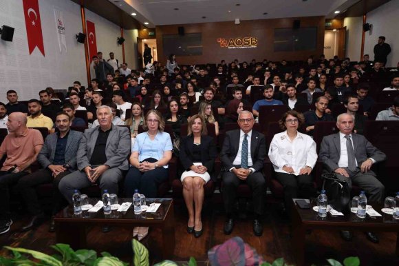 ÖĞRENCİLER, SANAYİ SEKTÖRÜ VE KARİYER FIRSATLARI HAKKINDA BİLGİLENDİRİLDİ