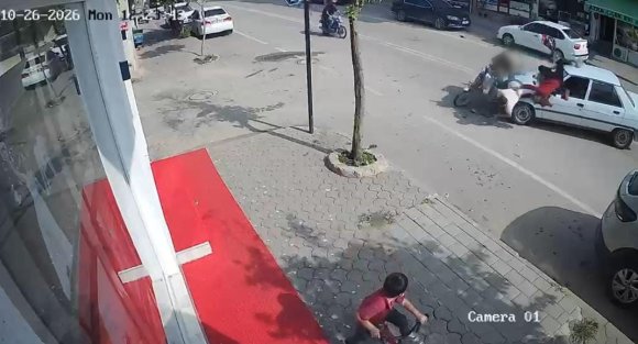 MOTOSİKLETTEKİ ÇİFT OTOMOBİLLE ÇARPIŞTI: 2 YARALI