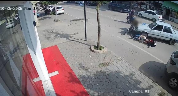 MOTOSİKLETTEKİ ÇİFT OTOMOBİLLE ÇARPIŞTI: 2 YARALI