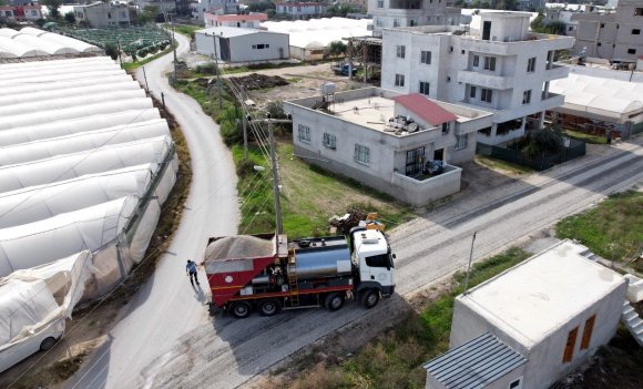 AKDENİZ BELEDİYESİ İLÇENİN DÖRT BİR YANINDA ASFALT ÇALIŞMALARINI SÜRDÜRÜYOR