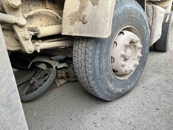 MOTOSİKLET SÜRÜCÜSÜNÜN ÖLDÜĞÜ KAZAYI GÖRMEK İSTEYEN MERAKLI VATANDAŞLAR BİRBİRİYLE YARIŞTI