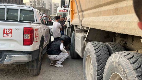 MOTOSİKLET SÜRÜCÜSÜNÜN ÖLDÜĞÜ KAZAYI GÖRMEK İSTEYEN MERAKLI VATANDAŞLAR BİRBİRİYLE YARIŞTI