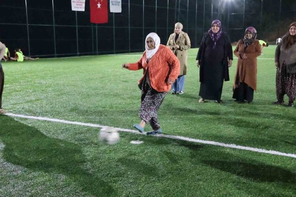 BAŞLAMA VURUŞUNU BASTONLU TEYZELERİN YAPTIĞI HALI SAHA MAÇINDA KADINLAR KIYASIYA MÜCADELE ETTİ