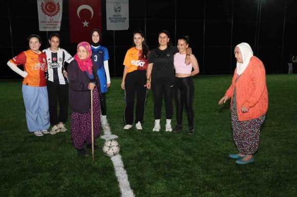 BAŞLAMA VURUŞUNU BASTONLU TEYZELERİN YAPTIĞI HALI SAHA MAÇINDA KADINLAR KIYASIYA MÜCADELE ETTİ