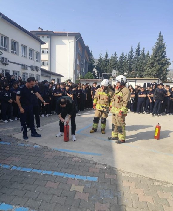 ANTAKYA’DA ÖĞRENCİ VE ÖĞRETMENLERE YANGIN EĞİTİMİ VERİLDİ