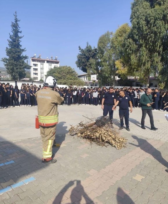 ANTAKYA’DA ÖĞRENCİ VE ÖĞRETMENLERE YANGIN EĞİTİMİ VERİLDİ