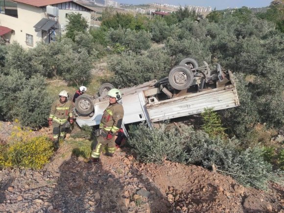 ZEYTİNLİĞE UÇAN KAMYONETİN SÜRÜCÜSÜ YARALANDI