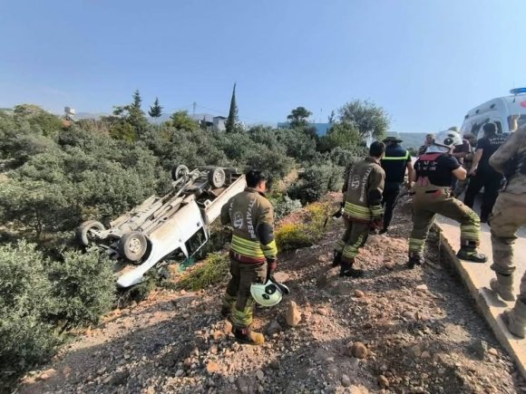 ZEYTİNLİĞE UÇAN KAMYONETİN SÜRÜCÜSÜ YARALANDI
