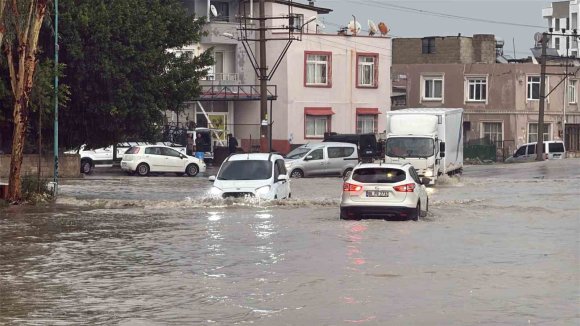 TARSUS’TA SAĞANAK YAĞIŞ HAYATI OLUMSUZ ETKİLEDİ: YOLLAR VE SİTE BAHÇELERİ SU ALTINDA KALDI