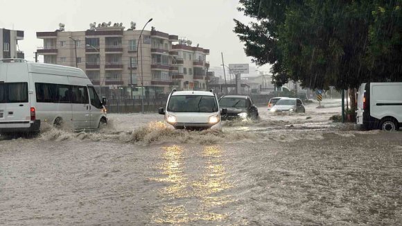 TARSUS’TA SAĞANAK YAĞIŞ HAYATI OLUMSUZ ETKİLEDİ: YOLLAR VE SİTE BAHÇELERİ SU ALTINDA KALDI