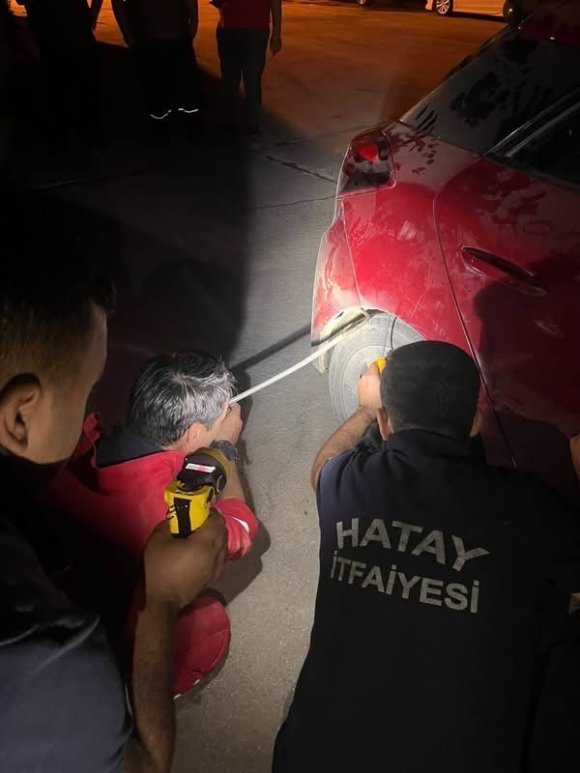 ANTAKYA’DA ARACIN İÇİNDE GÖRÜLEN YILAN YAKALANDI