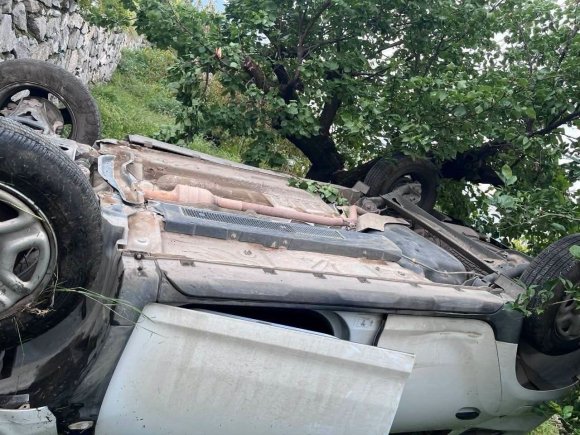 İSKENDERUN’DA BAHÇEYE UÇAN OTOMOBİLDEKİ 2 KİŞİ YARALANDI