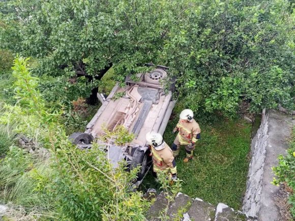 İSKENDERUN’DA BAHÇEYE UÇAN OTOMOBİLDEKİ 2 KİŞİ YARALANDI
