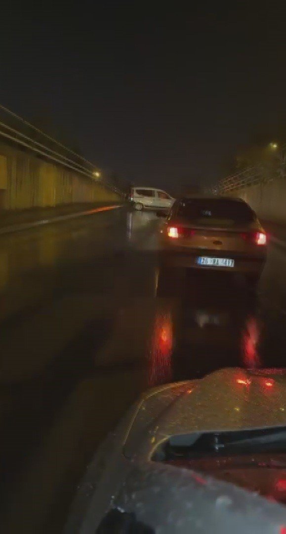 HATAY’DA SAĞANAK YAĞIŞ YOLLARI VE CADDELERİ GÖLE ÇEVİRDİ