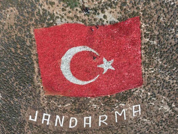 AMANOSLARIN ZİRVESİNDEKİ DEV AL BAYRAK YENİLENDİ