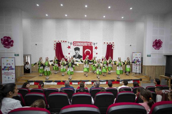 MERSİN’DE ÇOCUKLAR CUMHURİYETİN 103. YILINI COŞKUYLA KUTLADI