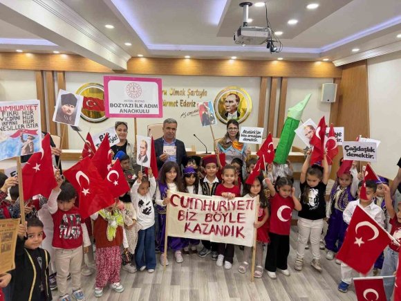 BOZYAZI’DA MİNİKLERDEN CUMHURİYET COŞKUSUNA ANLAMLI YÜRÜYÜŞ