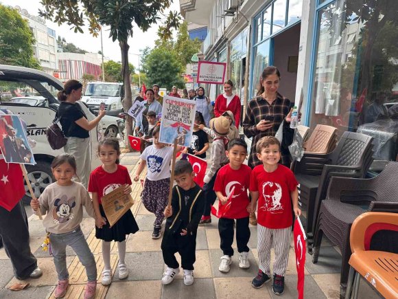 BOZYAZI’DA MİNİKLERDEN CUMHURİYET COŞKUSUNA ANLAMLI YÜRÜYÜŞ