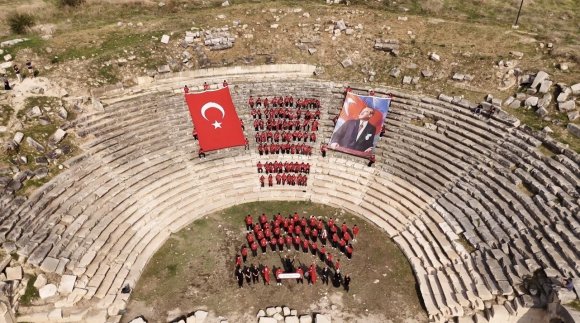 OSMANİYE’DE 103 ÖĞRENCİ CUMHURİYET’İN 103. YILINI ANTİK KENTTE KUTLADI