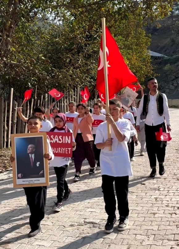 FEKE’DE KÖY OKULUNDAN CUMHURİYET BAYRAMI’NDA ANLAMLI KUTLAMA