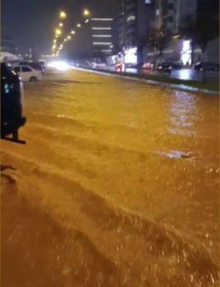 KAHRAMANMARAŞ’TA SAĞANAK BAZI YOLLARI GÖLE ÇEVİRDİ