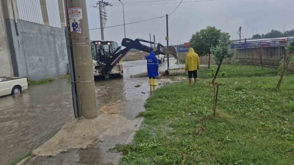 AKDENİZ BELEDİYESİ EKİPLERİ SAĞANAK YAĞIŞA KARŞI 10 NOKTADA MÜDAHALE ETTİ