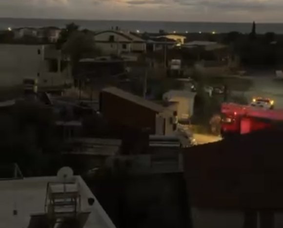 ANTALYA’DA İKİ KATLI EVİN ÇATISI ALEVLERE TESLİM OLDU