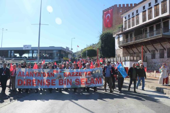 ALANYA’DA BİNLERCE KİŞİ ’GAZZE’ İÇİN YÜRÜDÜ