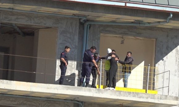 ALANYA’DA İNŞAATIN BALKONUNA ÇIKAN İŞÇİYİ ARKADAŞI İKNA ETTİ