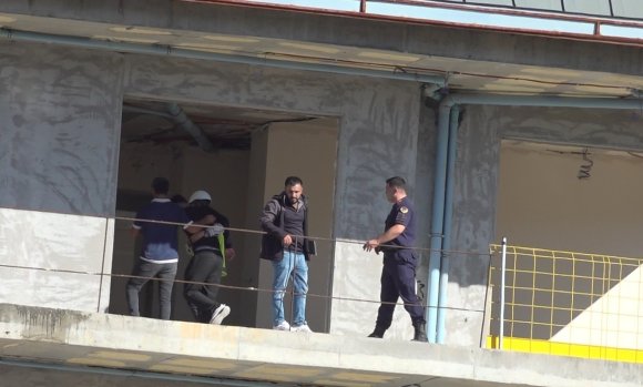 ALANYA’DA İNŞAATIN BALKONUNA ÇIKAN İŞÇİYİ ARKADAŞI İKNA ETTİ