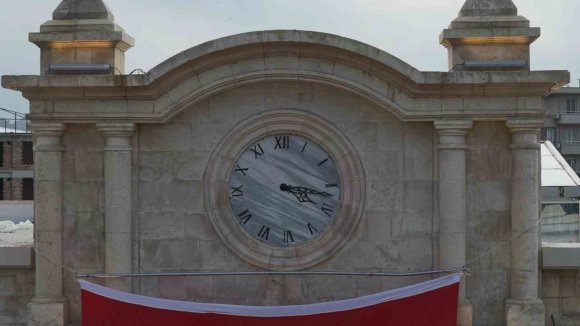 DEPREMİN ARDINDAN YENİDEN İNŞA EDİLEN 98 YILLIK TARİHİ VALİLİK BİNASINDA SAAT 04.17’DE SABİTLENDİ
