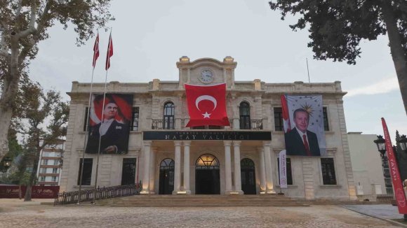 DEPREMİN ARDINDAN YENİDEN İNŞA EDİLEN 98 YILLIK TARİHİ VALİLİK BİNASINDA SAAT 04.17’DE SABİTLENDİ